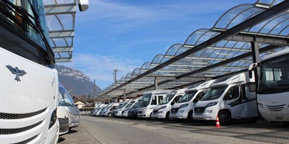 Anbieter - Werkstatt Basisfahrzeuge - Das ganze Jahr hindurch finden Sie über 100 Fahrzeuge in unserer Ausstellung in Interlaken. Rund 80% davon sind unterdacht.  - Top Camp AG