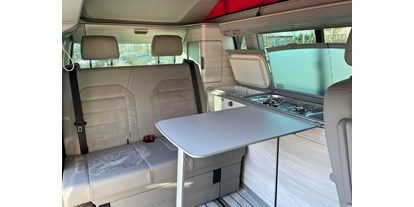 Anbieter - Fahrzeugtypen: Camperbus - Küche von niio rent's VW Bus Red ABT - niio rent