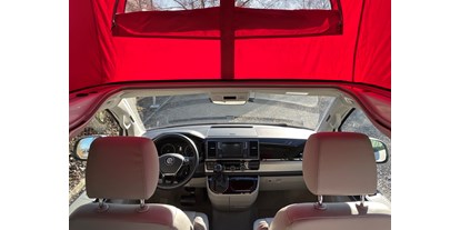 Anbieter - Fahrzeugtypen: Camperbus - Fahrerraum von niio rent's VW Bus Red ABT - niio rent