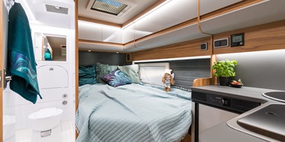 Anbieter - Werkstatt Camperbereich - Schweiz - Das französische Bett im Affinity können Sie auf Knopfdruck hochfahren, um Ihre wertvollen Fahrräder bequem im Innern des Fahrzeugs zu verstauen. - womorol gmbh