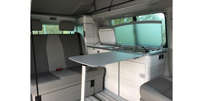 Anbieter - Fahrzeugtypen: Camperbus - Häggenschwil - Küche von niio rent's VW Bus Edition 30 - niio rent