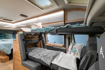 Camper: Ihre Teenager werden die Affinity-Stockbetten lieben. Das Fahrzeug ist auch ohne diese Etagen-Betten erhältlich, wodurch Sie zusätzlichen Stauraum erhalten. - womorol gmbh