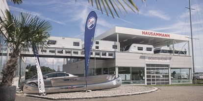 Anbieter - Fahrzeugtypen: Wohnwagen - Hauptwil - Caravan Ausstellung vom Shop her gesehen - Hausammann Caravans und Boote AG