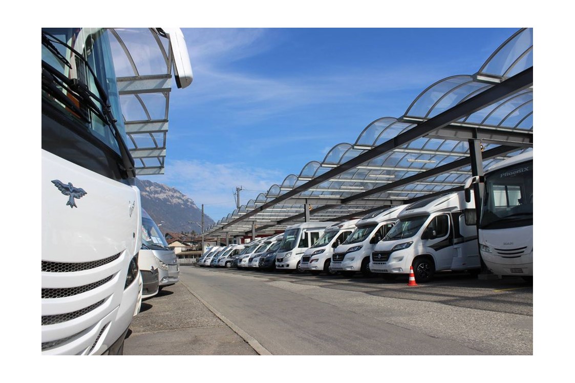 Camper: Das ganze Jahr hindurch finden Sie über 100 Fahrzeuge in unserer Ausstellung in Interlaken. Rund 80% davon sind unterdacht.  - Top Camp AG