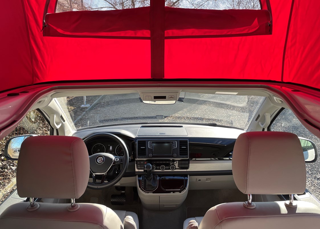 Camper: Fahrerraum von niio rent's VW Bus Red ABT - niio rent
