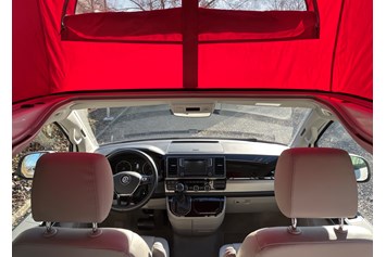 Camper: Fahrerraum von niio rent's VW Bus Red ABT - niio rent
